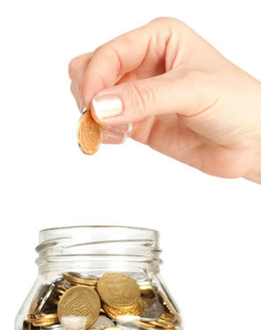 Ahorrando para tu pensión Mano poniendo monedas alcancía