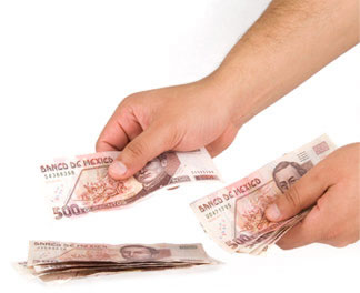 Abona en efectivo Mano con billetes